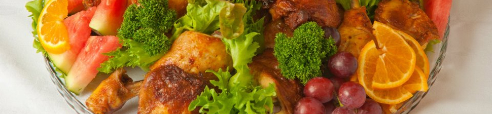 Fat med kyllinglår, salat og frukt